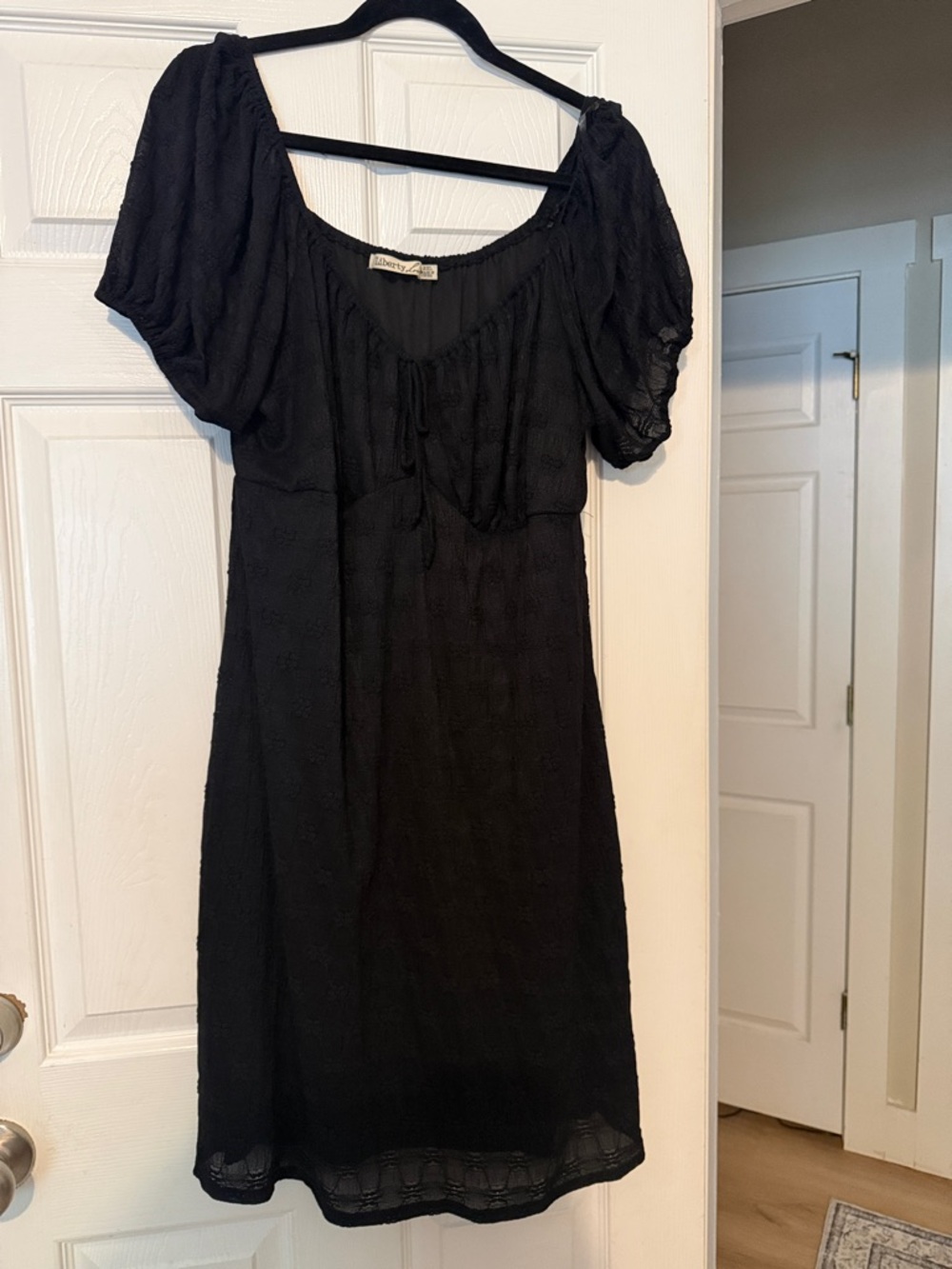 Liberty Love Black Short Sleeve Midi Scoop Dress